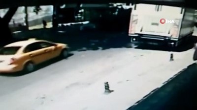 kamera -  Başkent'te çınar ağacı kamyonun üzerine devrildi Videosu