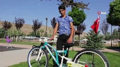 bisiklet -  Otomobil değil bisiklet...Görenler bir daha bakıyor Videosu