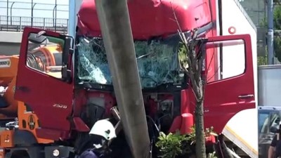 trafik levhasi -  Kontrolden çıkan kamyon bariyere çarpıp trafik levhasını devirdi Videosu