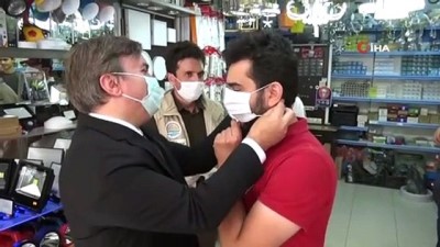  Vali Aydoğdu vatandaşlara bir bir maske taktı