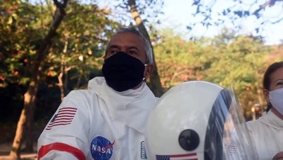 sonar - Koronadan korunmak isteyen çift astronot kıyafetiyle dolaşıyor - RIO DE JANERIO Videosu