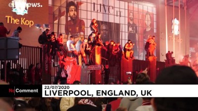 sampiyonluk kupasi - Liverpool şampiyonluk kupasını kaldırdı, taraftarlar 30 yıl sonra gelen şampiyonluğu kutladı Videosu