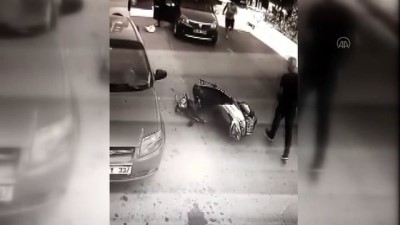 kamera - Motosiklet sürücüsünün kediye çarpmamak için yaptığı kaza, güvenlik kamerasında - İZMİR Videosu