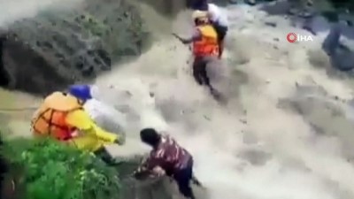 kamera -  - Nepal'de taşan nehre aldırış etmeyen motosikletli, sel sularına kapıldı Videosu