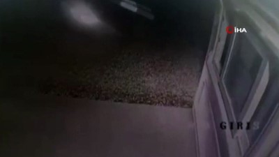 kamera -  Alaçatı'da otomobil güvenlik kulübesine daldı, görevli ölümden döndü Videosu