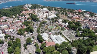  Ayasofya çevresinde saf tutan cemaat böyle görüntülendi