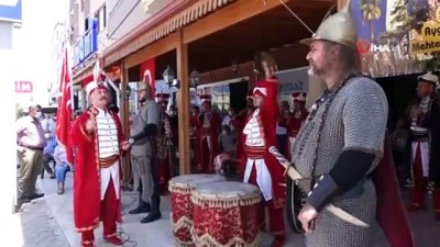 mehter takimi -  Ayasofya-i Kebir Cami-i Şerifin ibadete açılması nedeniyle lokma ve pilav dağıtıldı Videosu