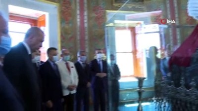  Cumhurbaşkanı Erdoğan, Fatih Sultan Mehmet Han'ın türbesini ziyaret etti