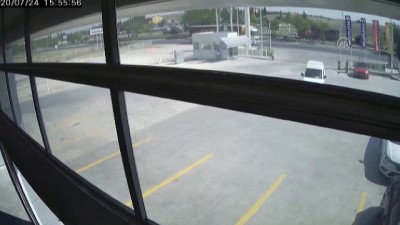 lojistik firmasi - Hafriyat kamyonunun tekerinin fırlama anı güvenlik kamerasına yansıdı - ESKİŞEHİR Videosu