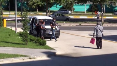  Pazarda yankesicilik yapan 2 kadın yakalandı