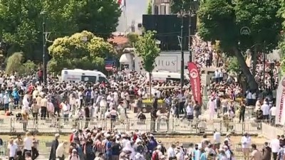 Vatandaşlar Ayasofya Meydanında Cuma namazı sonrası dağıldı - İSTANBUL