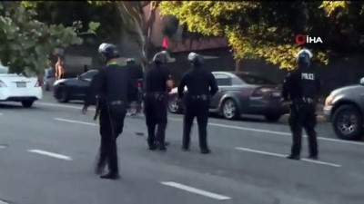 kadin eylemci -  - ABD’de protestocu polisi yere yıktı Videosu