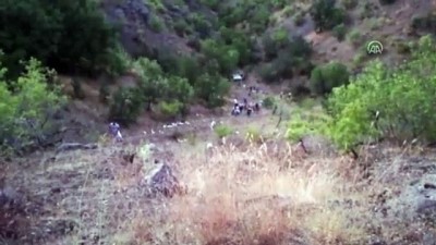 jandarma - Cenaze dönüşü şarampole devrilen otomobildeki 3 kardeş öldü - ELAZIĞ Videosu