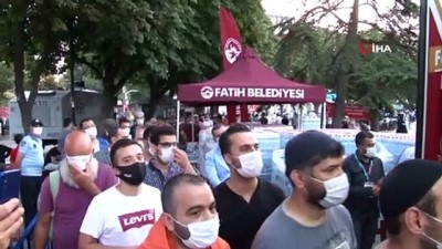 mazda -  Fatih Belediyesi’nden Ayasofya-i Kebir Cami önünde 4 bin kişiye sıcak çorba Videosu