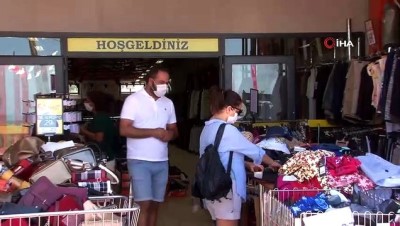 bayram alisverisi -  Karasu sahilinde kurulan indirim mağazasında yoğunluk Videosu