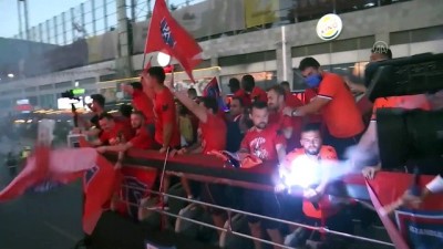 kupa toreni - Medipol Başakşehirli futbolcular, güzergah üzerindeki vatandaşları selamladı - İSTANBUL Videosu