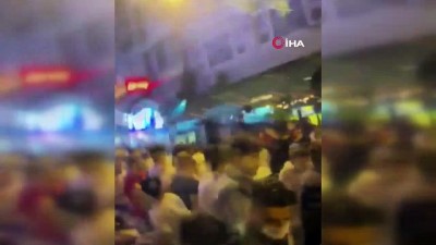 kamera -  Beşiktaş Çarşı'da sandalyeler havada uçuştu, o anlar kamerada Videosu