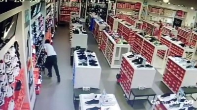 alarm sistemi - Beylikdüzü'nde iş yerinden ayakkabı çalan 2 zanlı tutuklandı - İSTANBUL Videosu