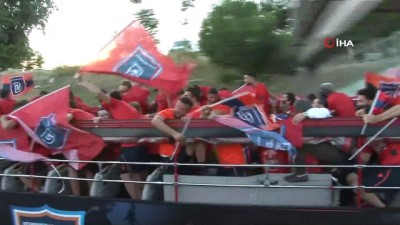 kupa toreni - Şampiyon Başakşehir, üstü açık otobüsle stada geldi  Videosu