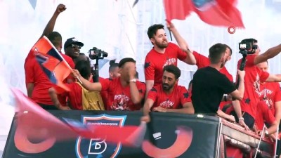 sampiyonluk kupasi - Şampiyon Başakşehir, üstü açık otobüsle stada geldi Videosu