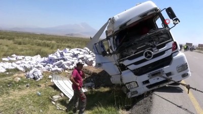 gesi -  Aksaray’da hayvan yemi yüklü tır devrildi: 1 yaralı Videosu