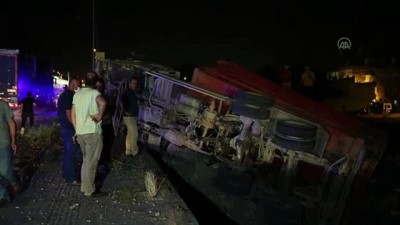sansi - Tır ile kamyon çarpıştı: 2 yaralı - BURSA Videosu