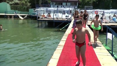 isaf -  Adalar'da plajda korona virüse karşı dezenfektan kabini ve sosyal mesafe paravanı Videosu