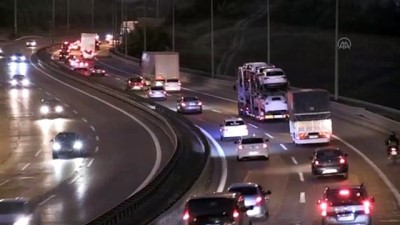yakin takip - Anadolu Otoyolu'nun Kocaeli kesiminde trafik yoğunluğu başladı - KOCAELİ Videosu