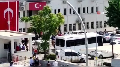 polis mudahale -  Eski başkan ile yeni başkanın yakınları birbirine girdi Videosu