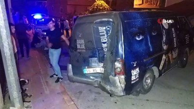  Freni patlayan kamyonet yol kenarında yürüyenlere çarptı: 2 yaralı