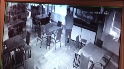 hirsizlik zanlisi - Girdiği kafede dondurma ve çerez yiyen hırsızlık zanlısının rahat tavırları güvenlik kamerasında - ANTALYA Videosu