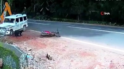 kamera -  - Hindistan’da motosikletli genç ölümden döndü Videosu