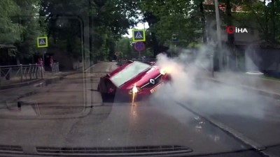 sili -  - Rusya'da otomobil asfaltın çökmesiyle çukura düştü Videosu