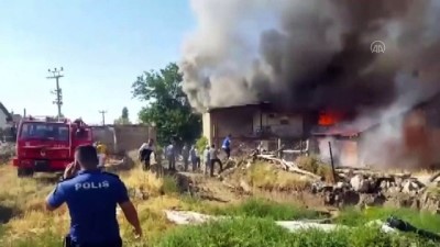 mustakil ev - Samanlıkta çıkan yangından dolayı 3 ev kullanılamaz hale geldi - BURDUR Videosu