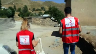 yardim malzemesi - Kapı kapı dolaşarak ihtiyaç sahiplerinin gönüllerine dokunuyorlar - BİTLİS Videosu