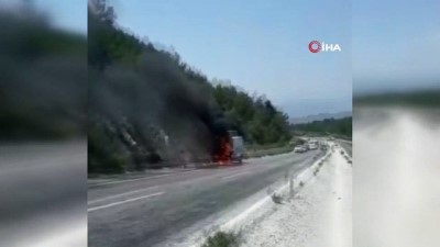  Seyir halindeki minibüs alev alev böyle yandı