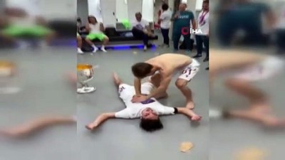  Trabzonspor soyunma odasında kolbastı şov