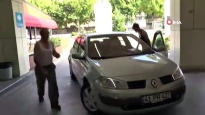  Acemi kasap elini sokan arıyı bıçakla uzaklaştırmak isterken hastanelik oldu