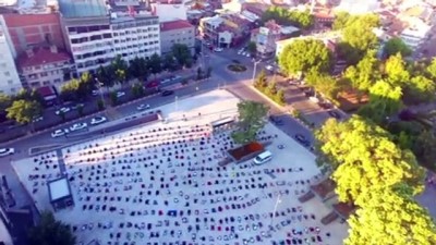 Afyonkarahisar'da bayram namazı Zafer Meydanı'nda kılındı