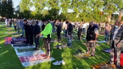 futbol sahasi -  - Almanya'da Kurban Bayramı namazı futbol sahasında kılındı Videosu