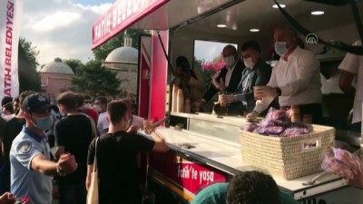 Ayasofya-i Kebir Cami-i Şerifi önünde vatandaşlara çorba ikram edildi - İSTANBUL