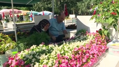 sehitlikler - Başkentte şehit aileleri bayramın ilk günü kabristanda dua okudu Videosu