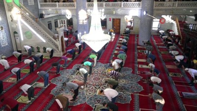  Bayramı namazı sosyal mesafeli ve maskeli kılındı