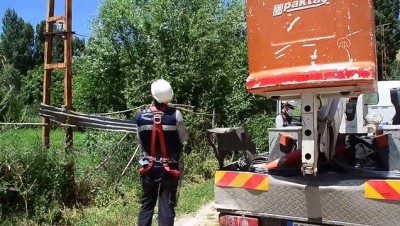 Elektrik arıza ekibinin zorlu bayram mesaisi - BİTLİS