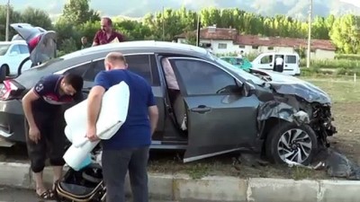 Hafif ticari araç ile otomobil çarpıştı: 8 yaralı - TOKAT