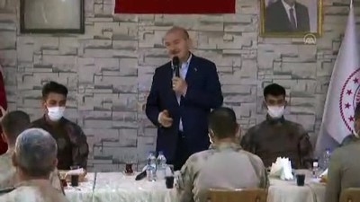 İçişleri Bakanı Süleyman Soylu Siirt Pervari Üs Bölgesi'nde görev yapan askerlerle bayramlaştı (2)