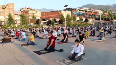  Karabük'te Kurban Bayramı namazı meydanda kılındı