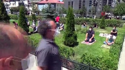  Kent meydanında bayram günü Cuma heyecanı