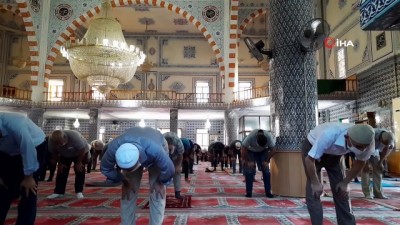  Mardin’de bayram namazı kılındı, cemaat tokalaşmadan dağıldı