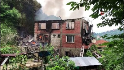  Rize’deki yangında 2 katlı ev kullanılamaz hale geldi